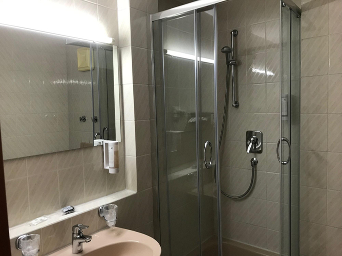 Bathroom 4, Hotel Flora Stuttgart Ma Hringen, Stuttgart