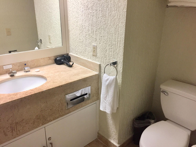 Bathroom 4, Condo In Ocean Front Hotel Resort, Benito Juárez
