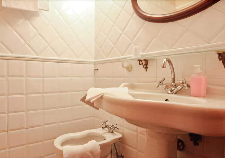 Bathroom 4, La Maison de Marta, Rome