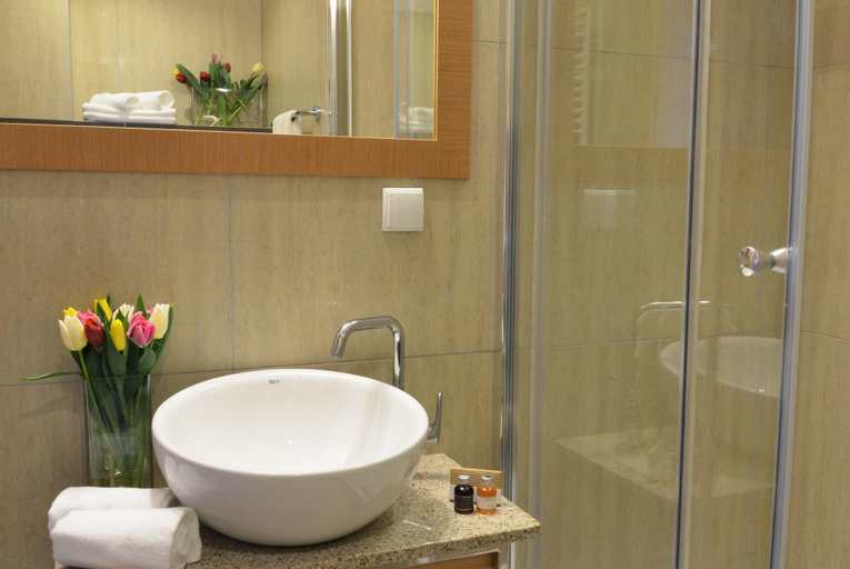 Bathroom 4, Marina Club Hotel, Gdańsk City