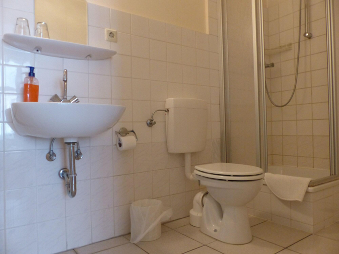 Bathroom 4, Hotel Pension Kima, Berlin