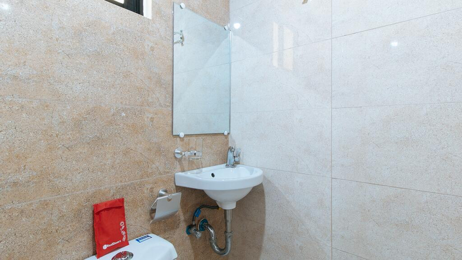 Bathroom 5, RedDoorz Plus near BGC Malll - Vaccinated Staff, Taguig