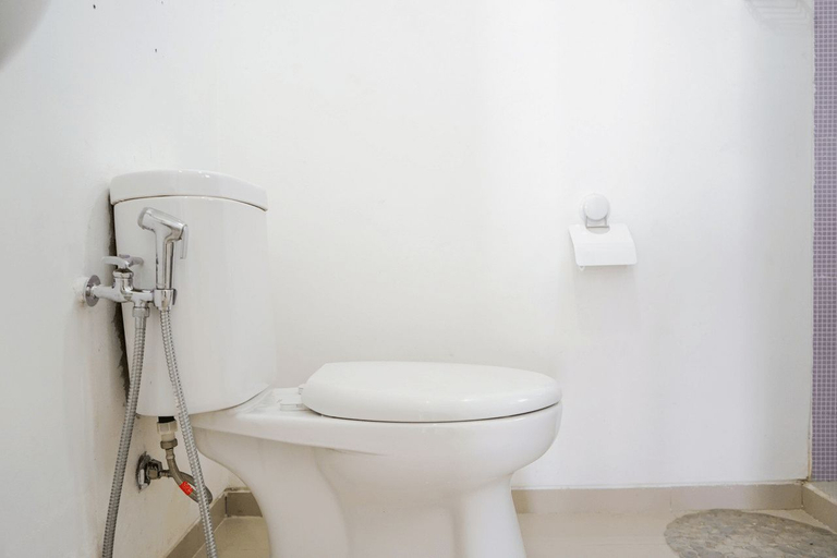 Bathroom 5, Comfy and Modern 2BR Apartment at Aeropolis Residence By Travelio, Tangerang