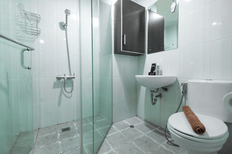 Bathroom 5, Modern 1BR Tamansari Semanggi Apartment By Travelio, South Jakarta