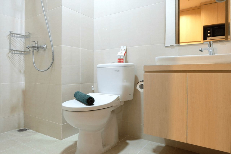 Bathroom 5, Artistic Studio Apartment at The Oasis Cikarang By Travelio, Cikarang