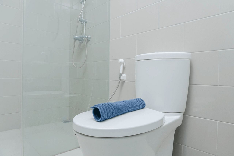 Bathroom 5, Minimalist and Comfy 1BR CitraLake Suites Apartment By Travelio, Jakarta Barat