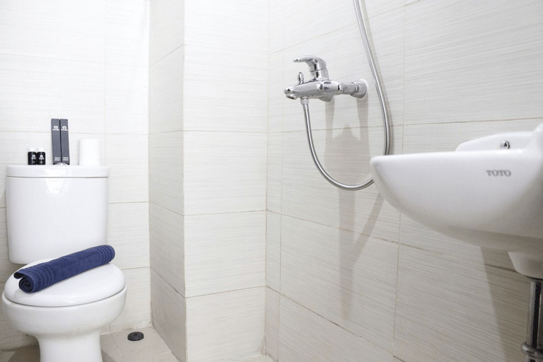 Bathroom 5, Artistic & Scenic Studio at Gateway Pasteur near Cimahi By Travelio, Bandung