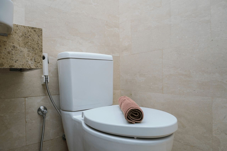 Bathroom 5, Elegant Studio at Menteng Park Apartment By Travelio, Jakarta Pusat