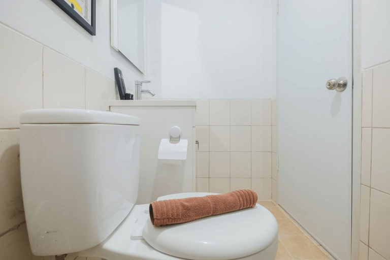 Bathroom 5, Minimalist Studio at Azalea Suites Cikarang Apartment By Travelio, Cikarang