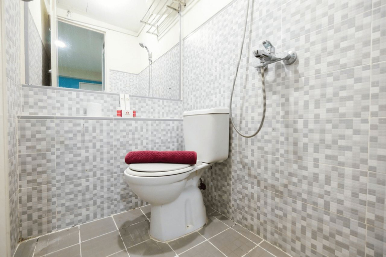 Bathroom 5, Modern 2BR Kalibata City Apartment By Travelio, South Jakarta