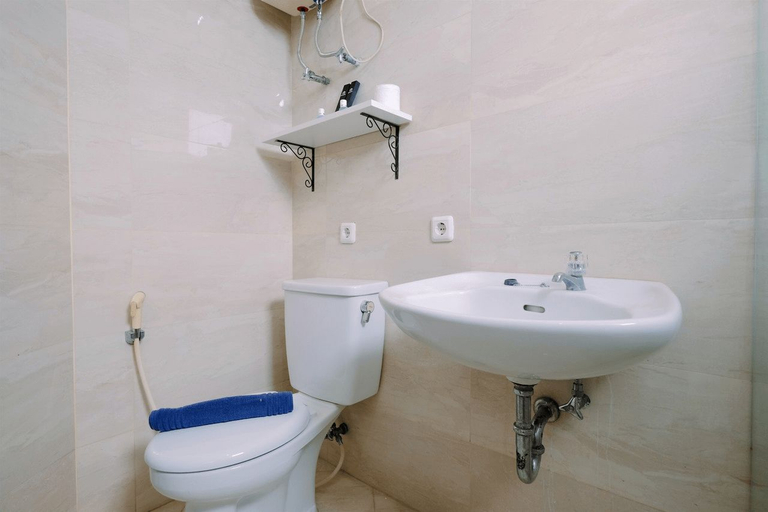 Bathroom 5, 2BR Graha Cempaka Apartment near ITC Cempaka Mas By Travelio, Jakarta Pusat