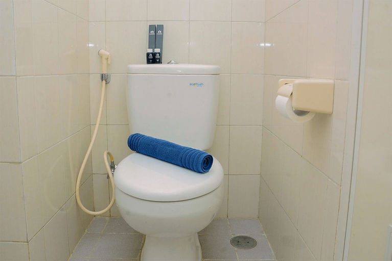 Bathroom 3, Marvelous Studio Signature Park Grande Apartment By Travelio, East Jakarta
