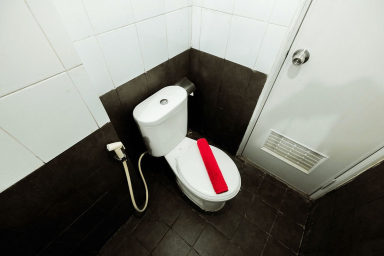 Bathroom 5, Nice Studio at Green Pramuka Apartment By Travelio, Jakarta Pusat