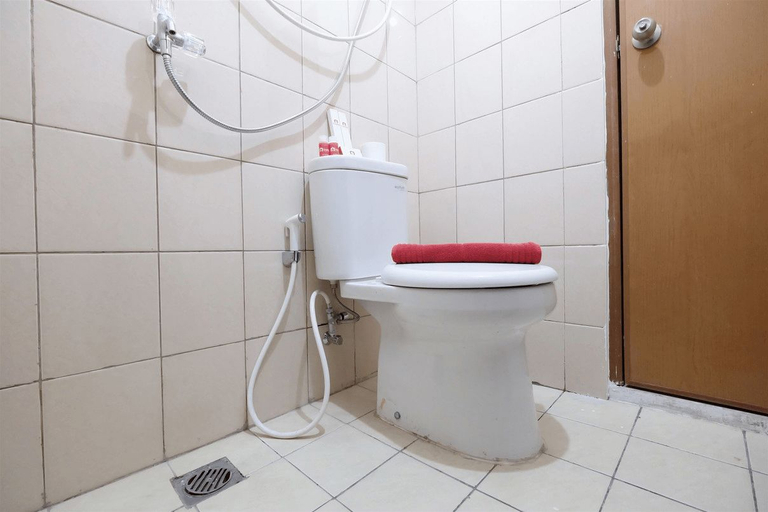 Bathroom 5, Strategic and Simple Studio Tifolia Apartment near Kelapa Gading By Travelio, Jakarta Timur