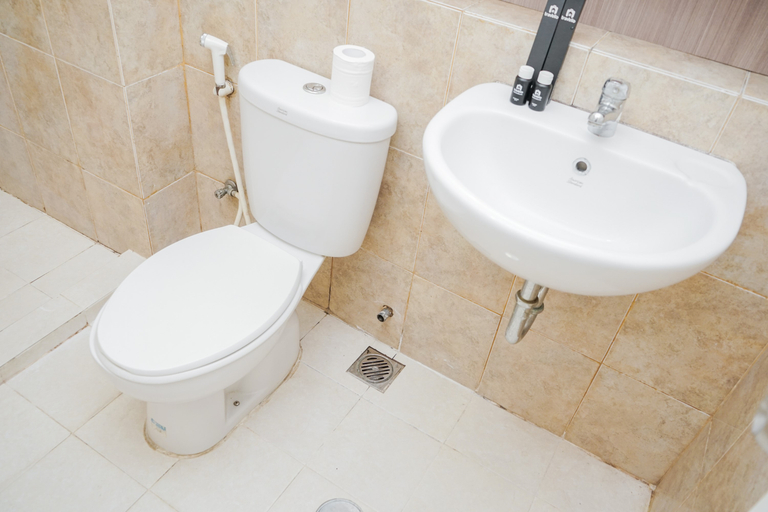 Bathroom 2, Wonderful 1BR at Silkwood Apartment By Travelio, Tangerang