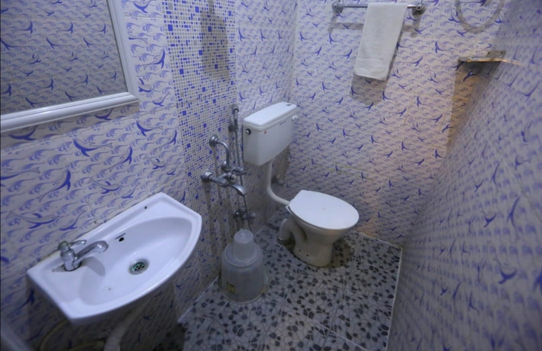 Bathroom 5, Le Apex, Viluppuram