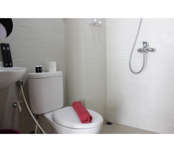 Bathroom 5, Spacious & Stylish Studio at Gateway Pasteur Apartment By Travelio, Bandung