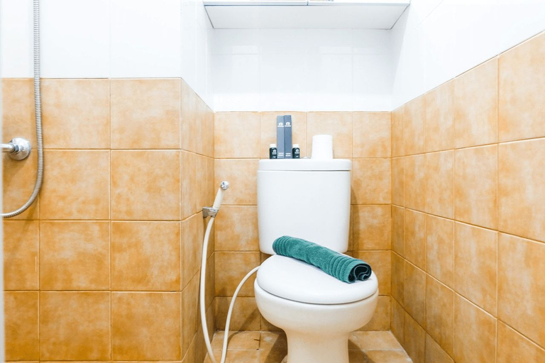 Bathroom 5, Pleasant 2BR Apartment at Green Pramuka near Mall By Travelio, Jakarta Pusat