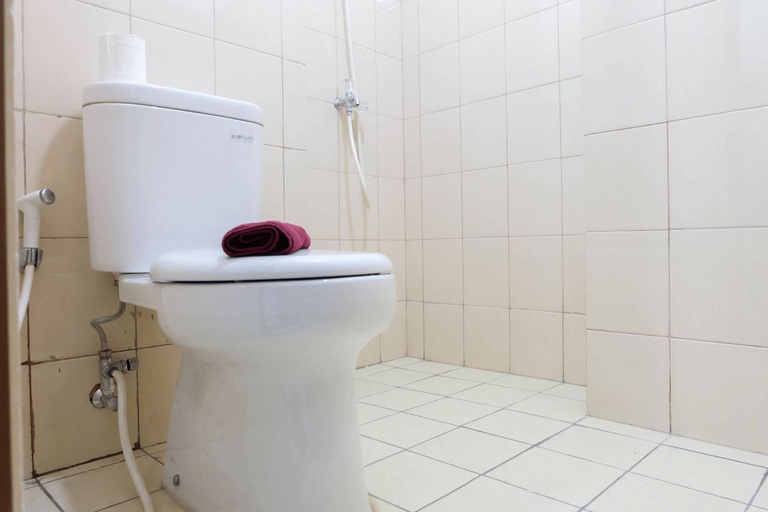 Bathroom 5, Studio near Bella Terra Mall at Tifolia Apartment By Travelio, Jakarta Timur