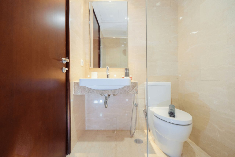 Bathroom 5, Comfortable Studio at Menteng Park Apartment By Travelio, Central Jakarta