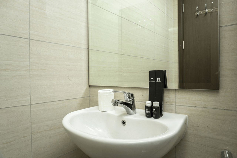 Bathroom 5, Highest Value 1BR Apartment at Ciputra International By Travelio, West Jakarta