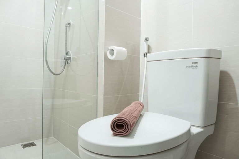 Bathroom 5, Spectacular 3BR Puri Mansion Apartment By Travelio, Jakarta Barat
