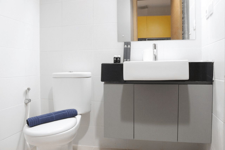 Bathroom 5, Scenic Studio Apartment at Beverly Dago near ITB By Travelio, Bandung