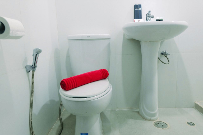 Bathroom 5, Spacious 3BR Ambassade Residences Apartment near Kuningan By Travelio, Jakarta Selatan