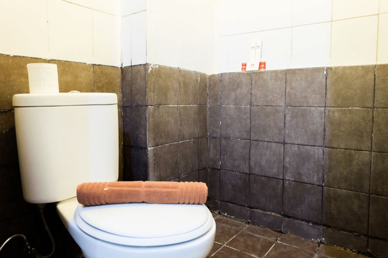 Bathroom 5, Minimalist Studio Green Pramuka Apartment By Travelio, Jakarta Pusat