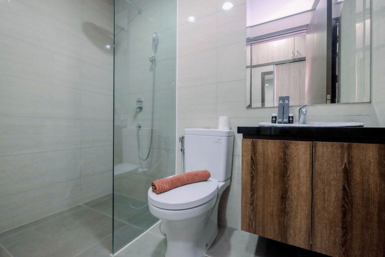 Bathroom 5, Spacious 2BR at Ciputra International Apartment By Travelio, West Jakarta