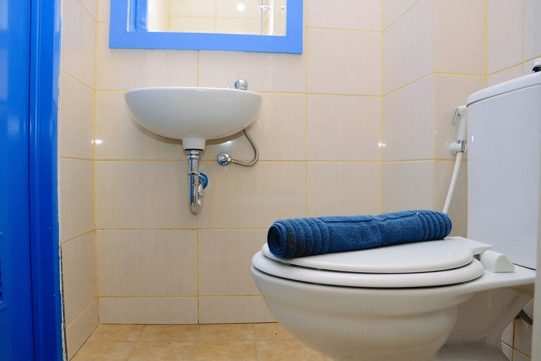 Bathroom 5, Minimalist and Posh Studio Dave Apartment By Travelio, Depok