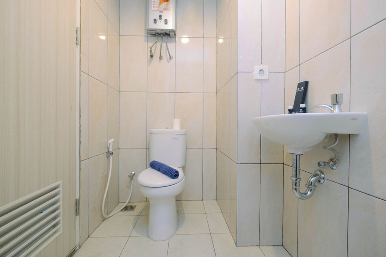 Bathroom 5, Modern Studio Apartment @ Grand Kamala Lagoon By Travelio, Bekasi