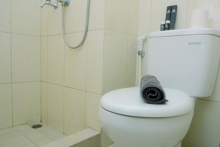Bathroom 5, Cozy Brand New Studio Springlake Summarecon Apartment By Travelio, Bekasi