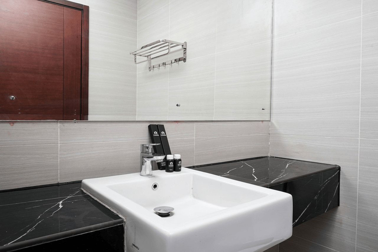 Bathroom 3, Spacious Studio with City View West Vista Apartment By Travelio, West Jakarta