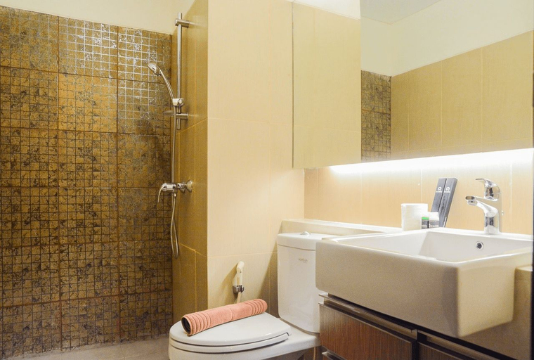 Bathroom 5, Spacious 2BR GP Plaza Apartment By Travelio, Central Jakarta