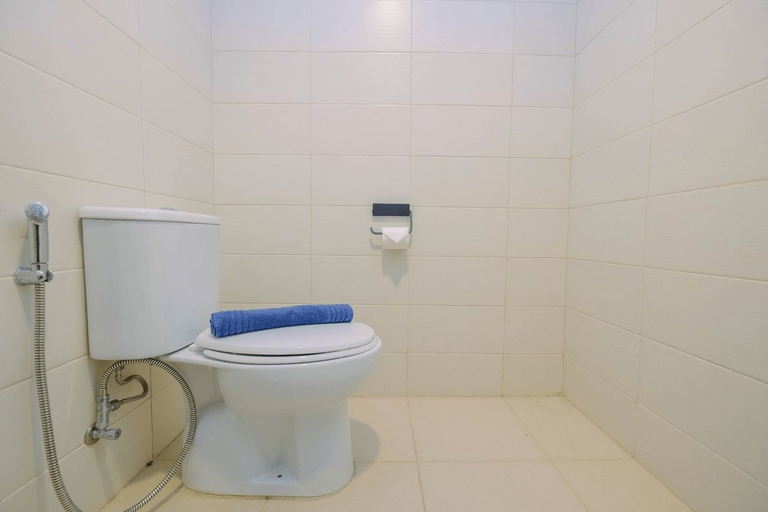 Bathroom 5, Comfortable Studio Apartment at Woodland Park Residence By Travelio, Jakarta Selatan