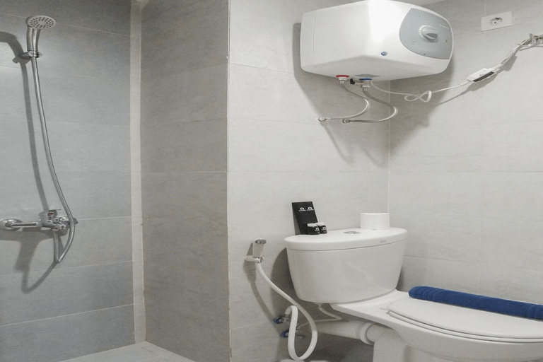 Bathroom 5, Minimalist Studio Apartment at Taman Melati By Travelio, Surabaya
