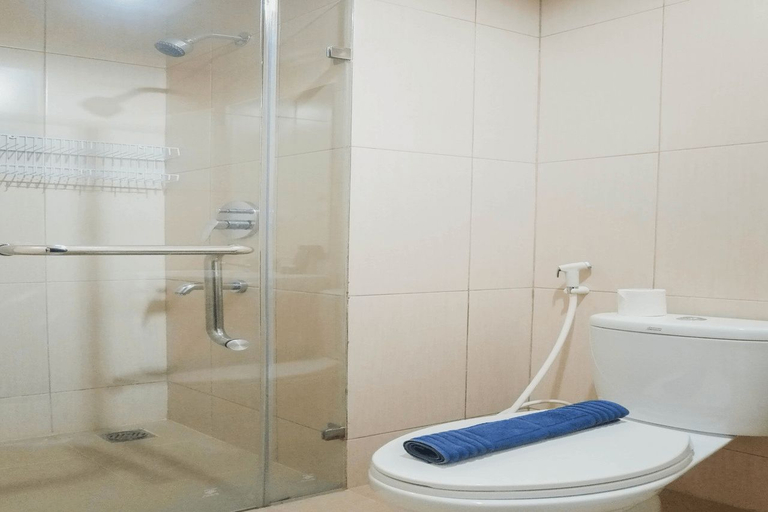 Bathroom 5, Cozy Studio at Tamansari Papilio Apartment By Travelio, Surabaya