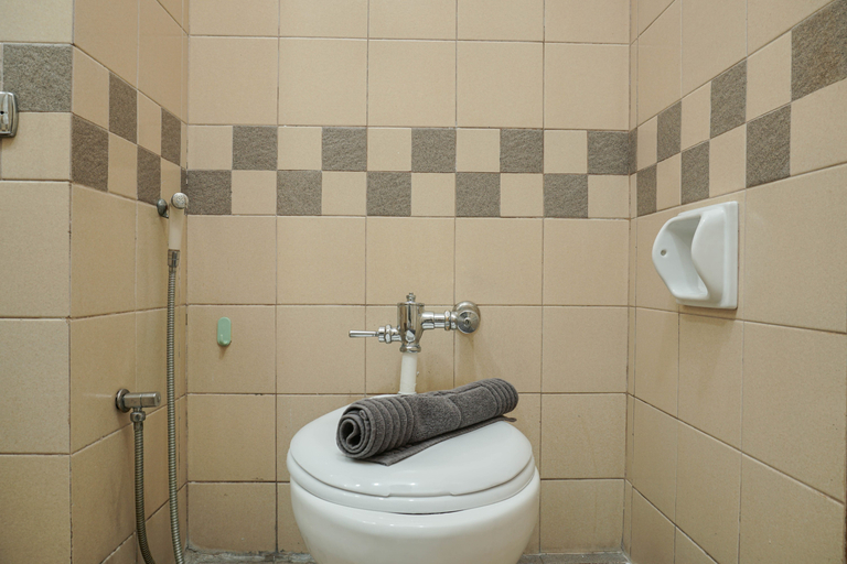 Bathroom 5, Spacious and Good 3BR Pangeran Jayakarta Apartment By Travelio, Jakarta Pusat