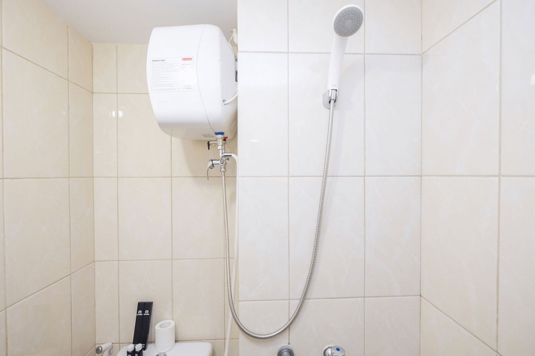 Bathroom 5, Deluxe Studio Apartment @ Springlake Summarecon By Travelio, Bekasi