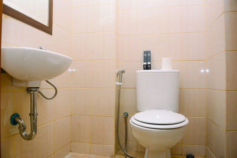 Bathroom 5, Simply and Cozy Studio at Dave Apartment By Travelio, Depok