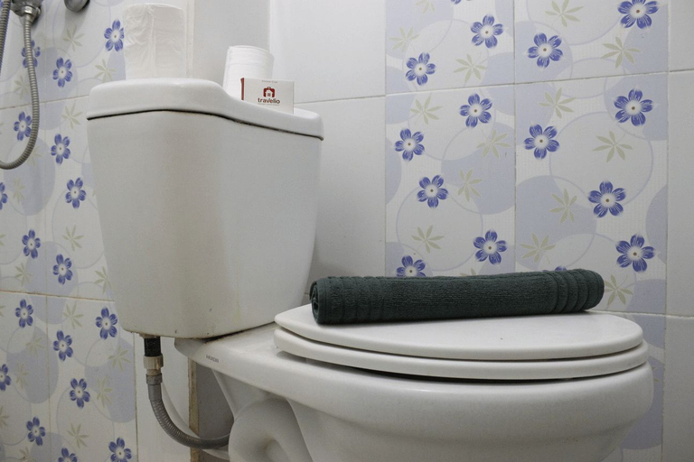 Bathroom 3, Compact Studio Room The Jarrdin Cihampelas Apartment By Travelio, Bandung