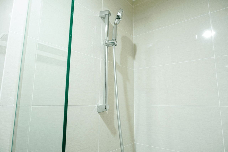 Bathroom 5, Deluxe Puri Mansion 1BR Apartment with Sofa Bed By Travelio, West Jakarta