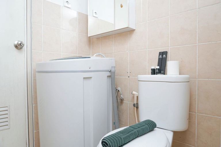 Bathroom 5, Spacious 2BR Green Bay Pluit Apartment By Travelio, Jakarta Utara