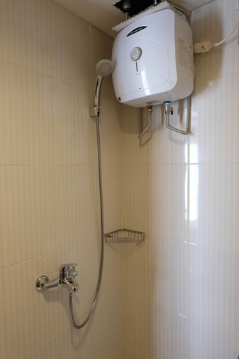 Bathroom 5, Twin Bed Studio Room at Annora Living Apartment By Travelio, Tangerang