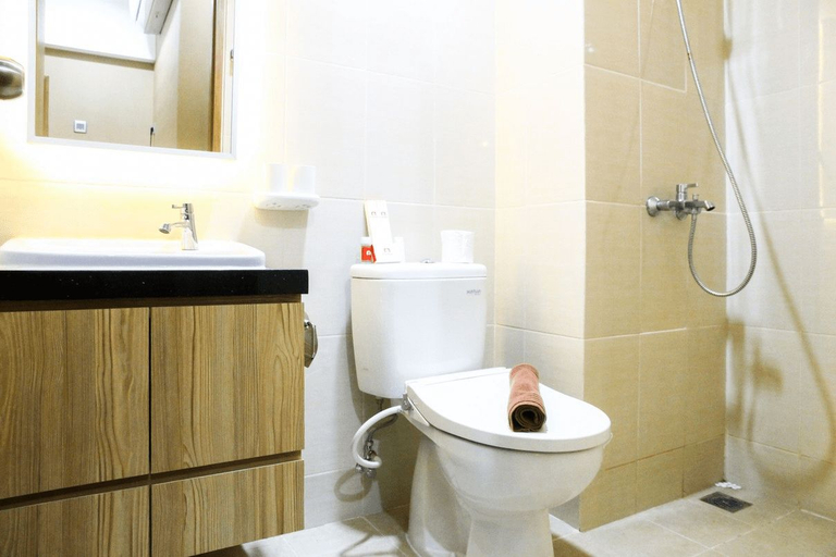 Bathroom 5, Cozy and Minimalist 1BR @ The Oasis Apartment By Travelio, Cikarang