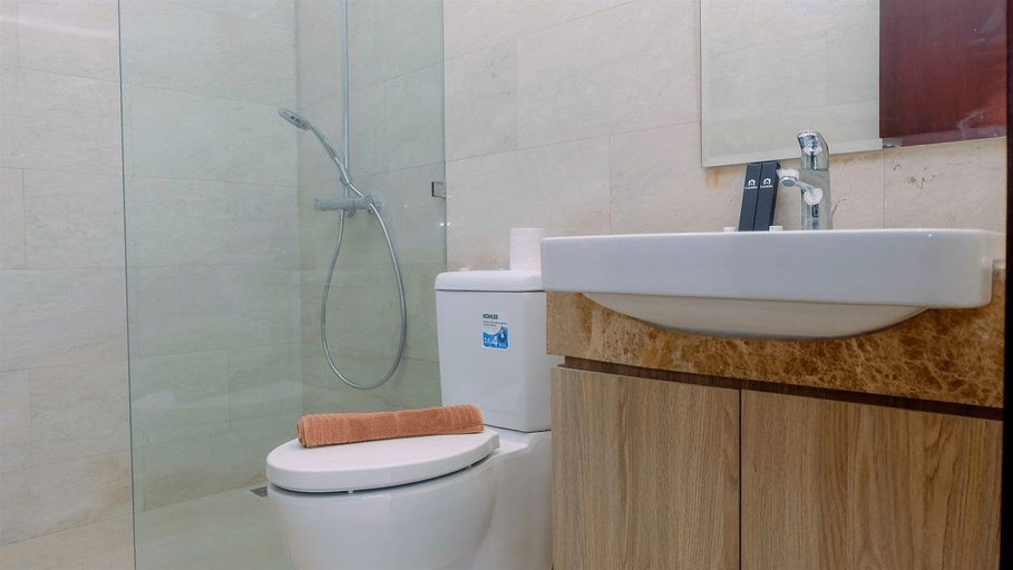 Bathroom 5, 2BR Apartment with Private Lift at Menteng Park By Travelio, Jakarta Pusat