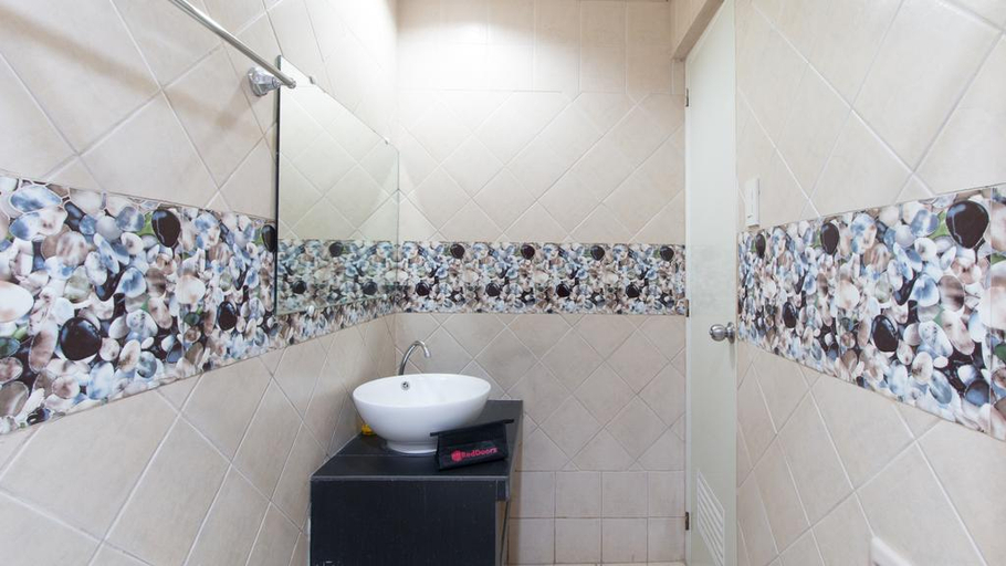 Bathroom 5, RedDoorz @ Teofila Lodge, Vigan City