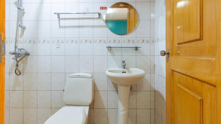 Bathroom 5, RedDoorz @ Arimbay Legazpi City, Legazpi City