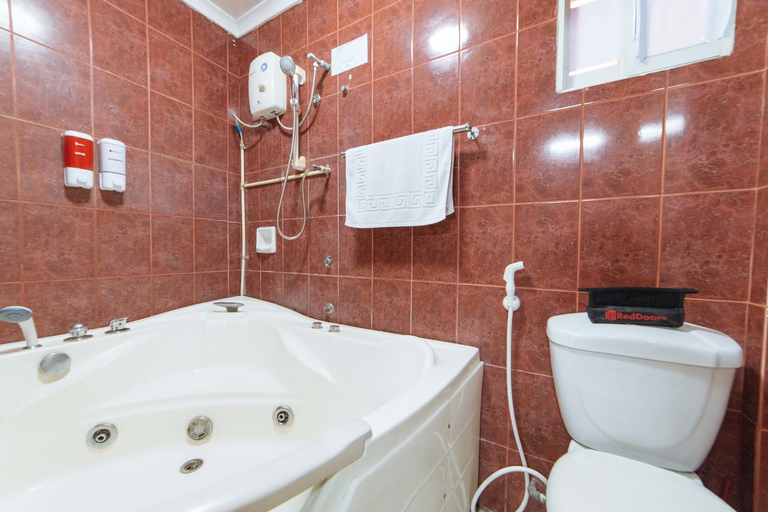Bathroom 5, RedDoorz @ Clarkview 21st Street Angeles City, Angeles City